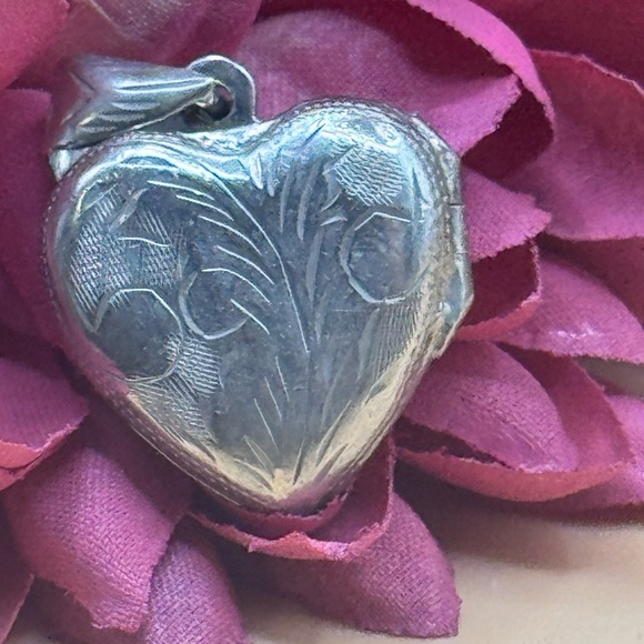 Sterling silver detailed heart locket pendant - Picture 2 of 5